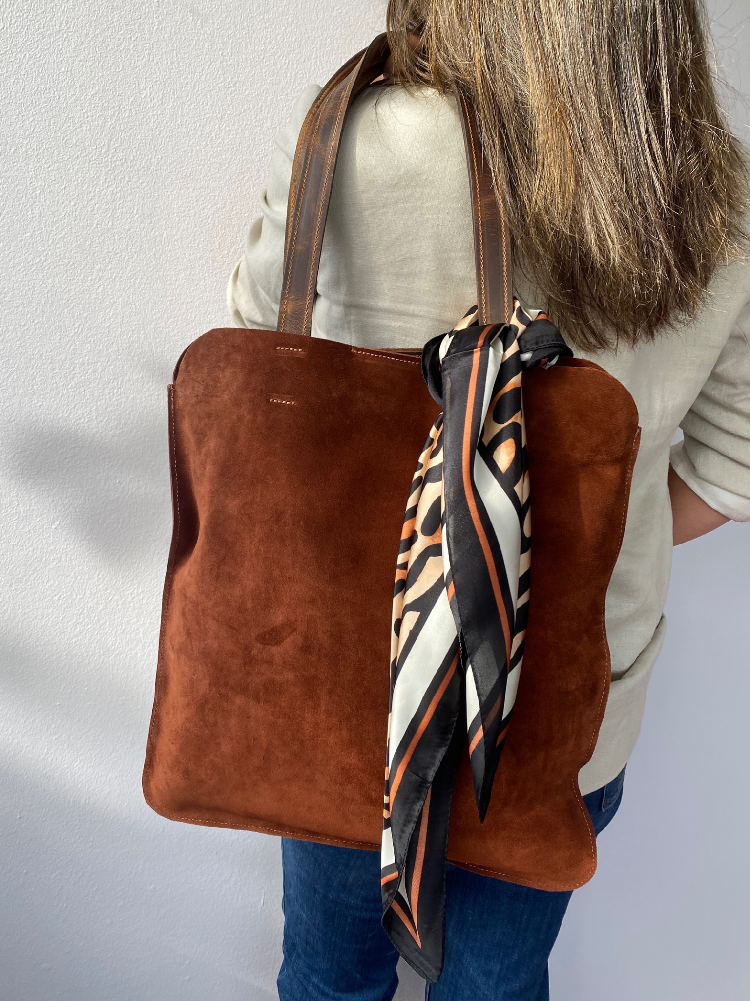 Cartera Tote de Cuero Gamuza Karibu - detalle