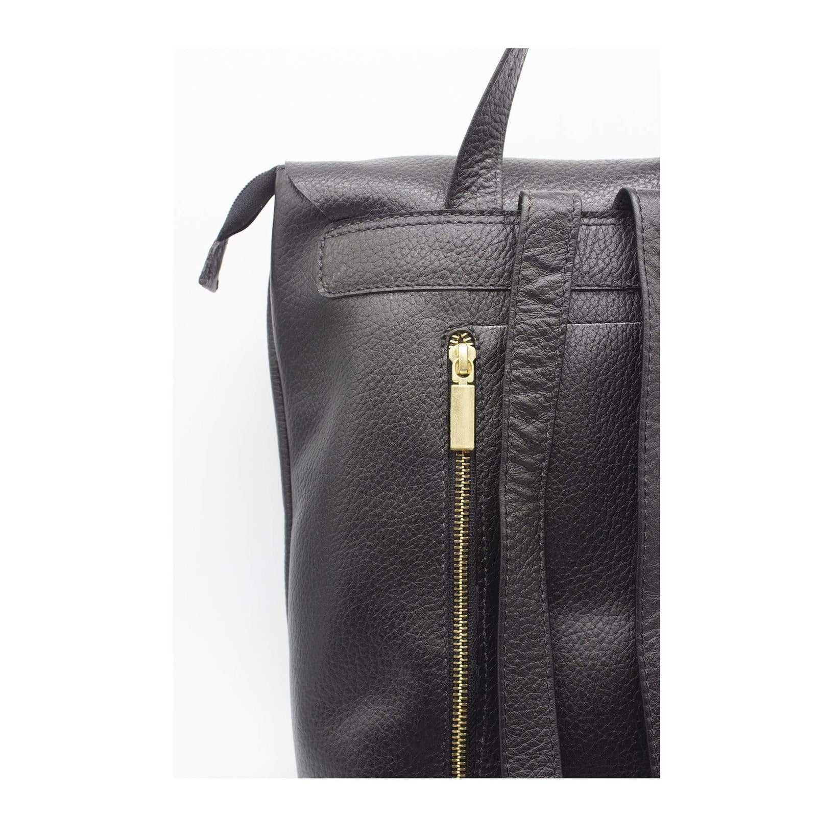 Mochila Valentina Negra - modelo usando