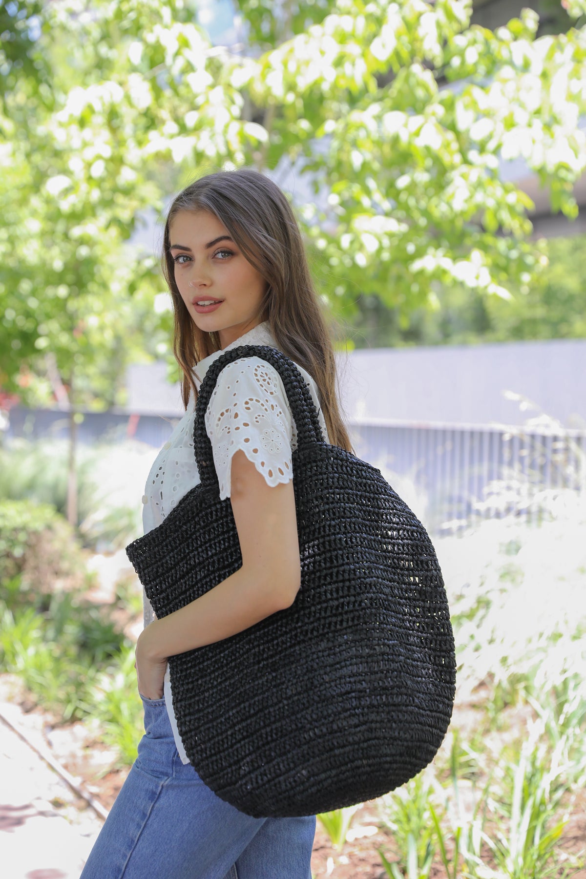 Cartera de Raffia negra