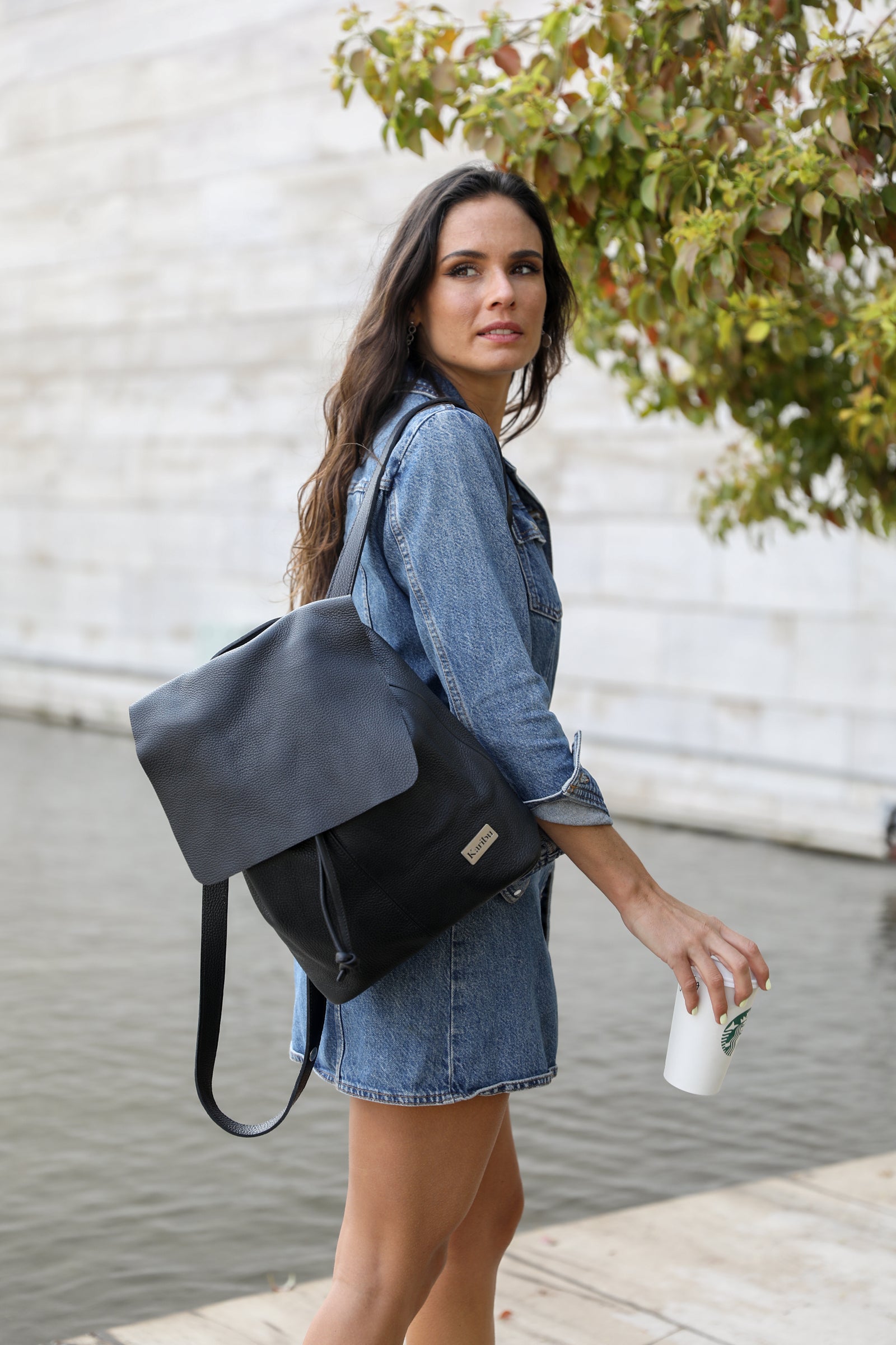 Cartera Mochila Bernardita Negra - modelo usando