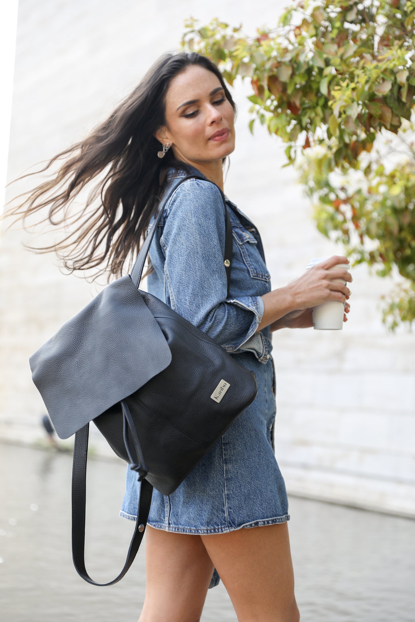Cartera Mochila Bernardita Negra - vista lateral