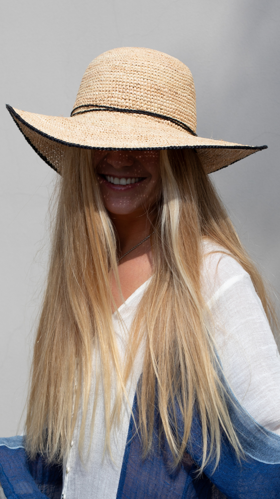 Sombrero raffia beige con borde negro