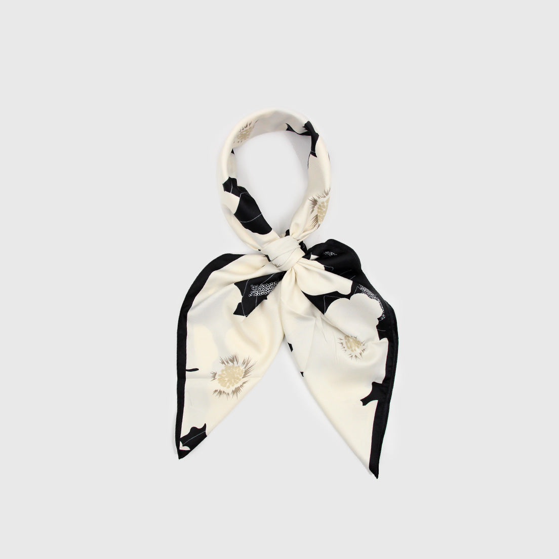 Pañuelo grande floral blanco con negro