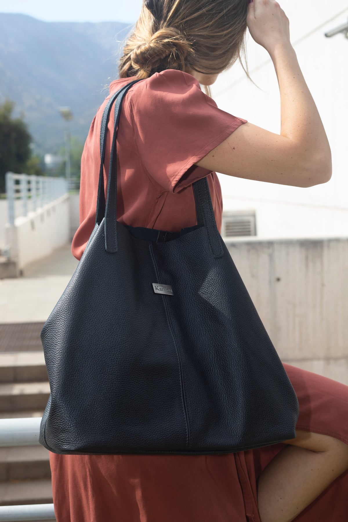 Cartera Paula Negra de cuero Karibu
