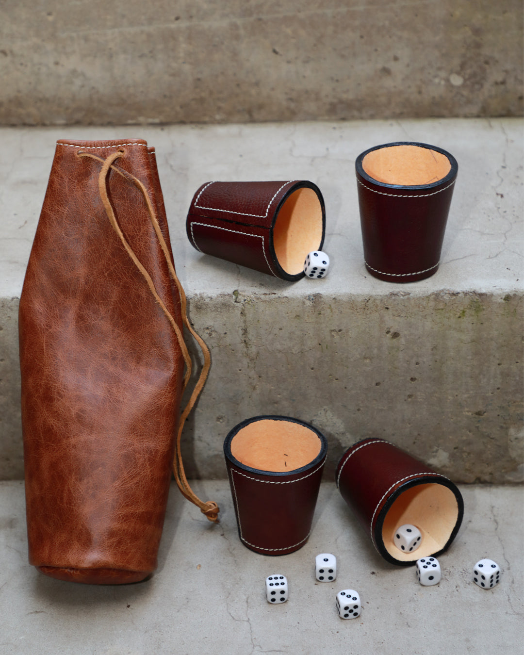 Juego de cachos de 4 vasos más bolsa de cuero
