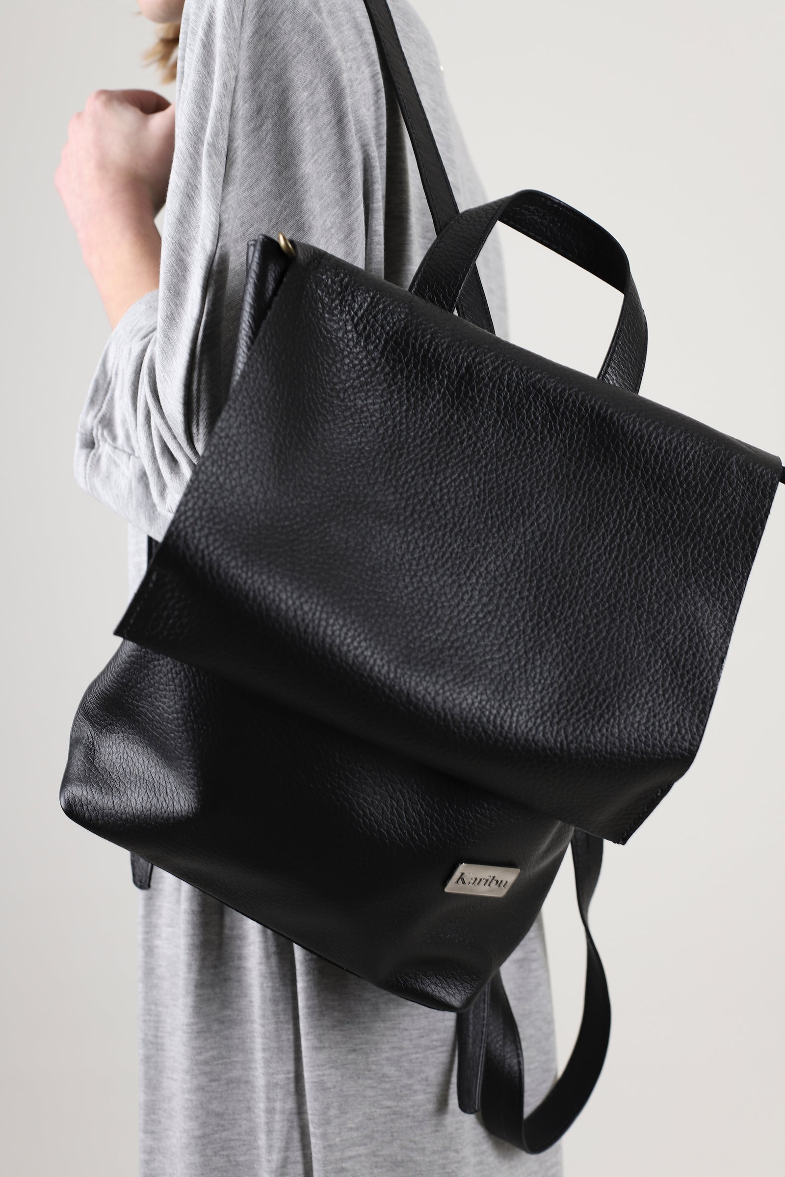 Mochila Valentina Negra - vista lateral