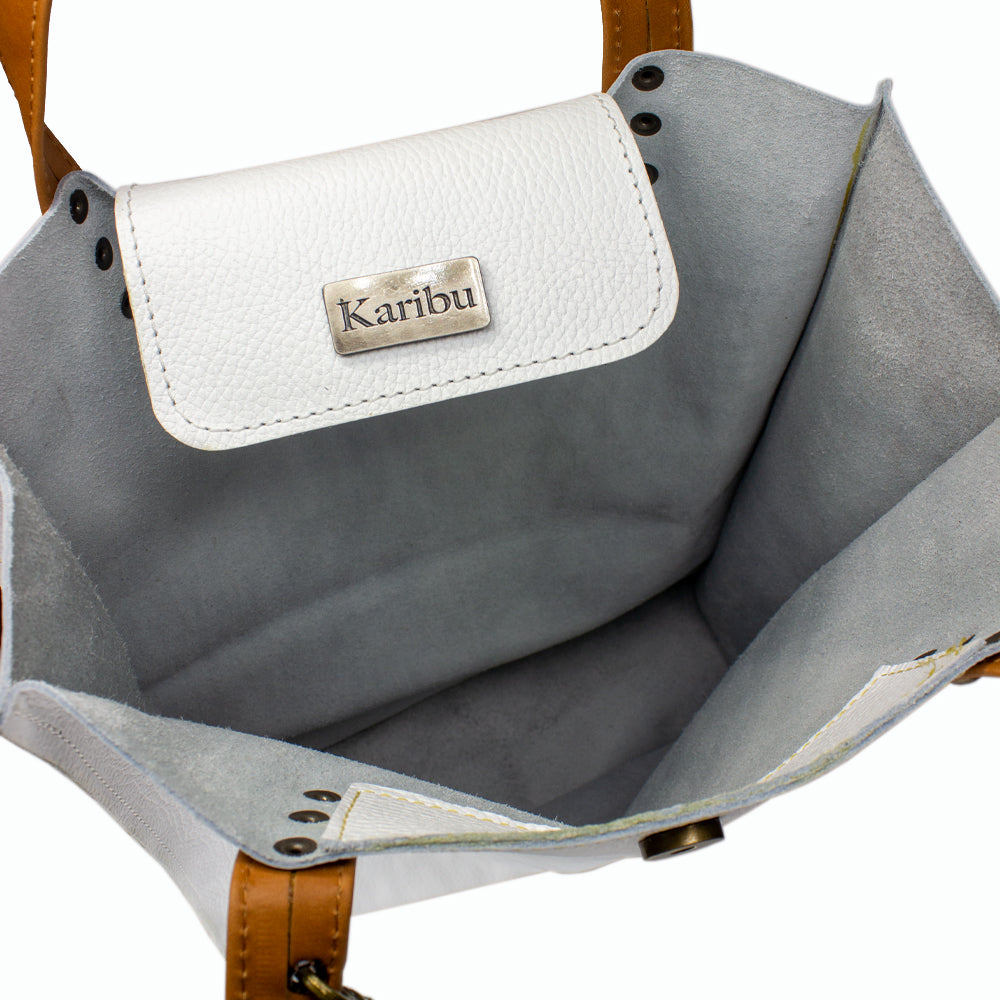 Cartera Juanita Blanca con Café - modelo usando