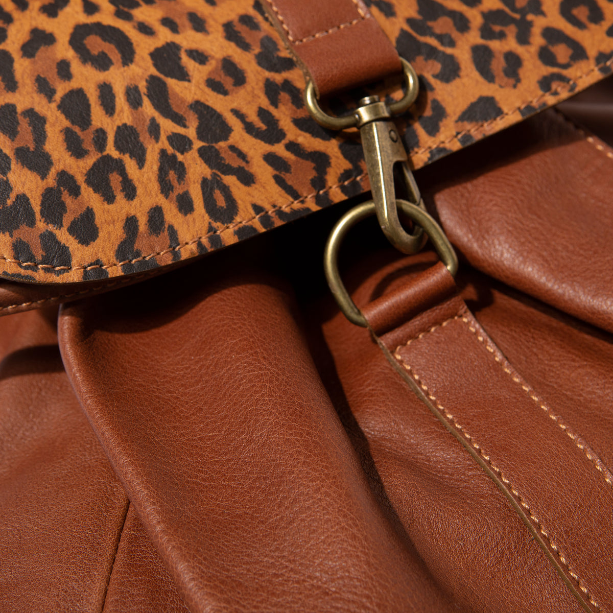 Mochila Eloisa Café con Animal Print