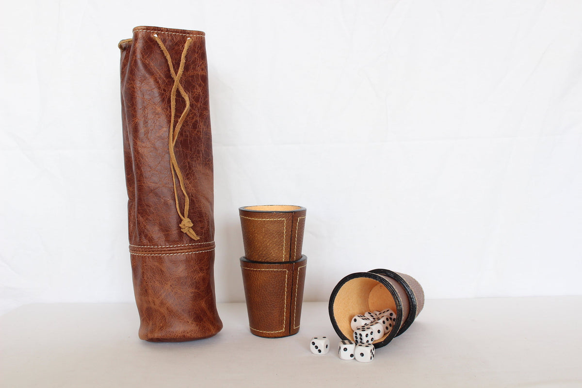 Juego de cachos de 4 vasos más bolsa de cuero