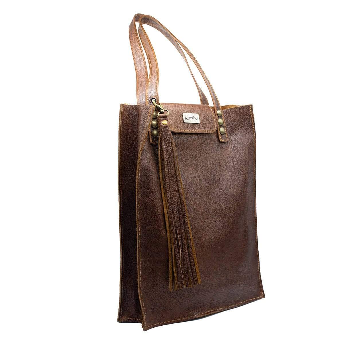 Cartera Juanita Café - modelo usando