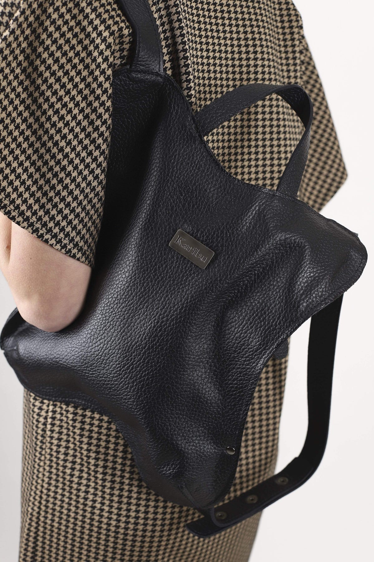 Mochila Murci Negra de cuero Karibu